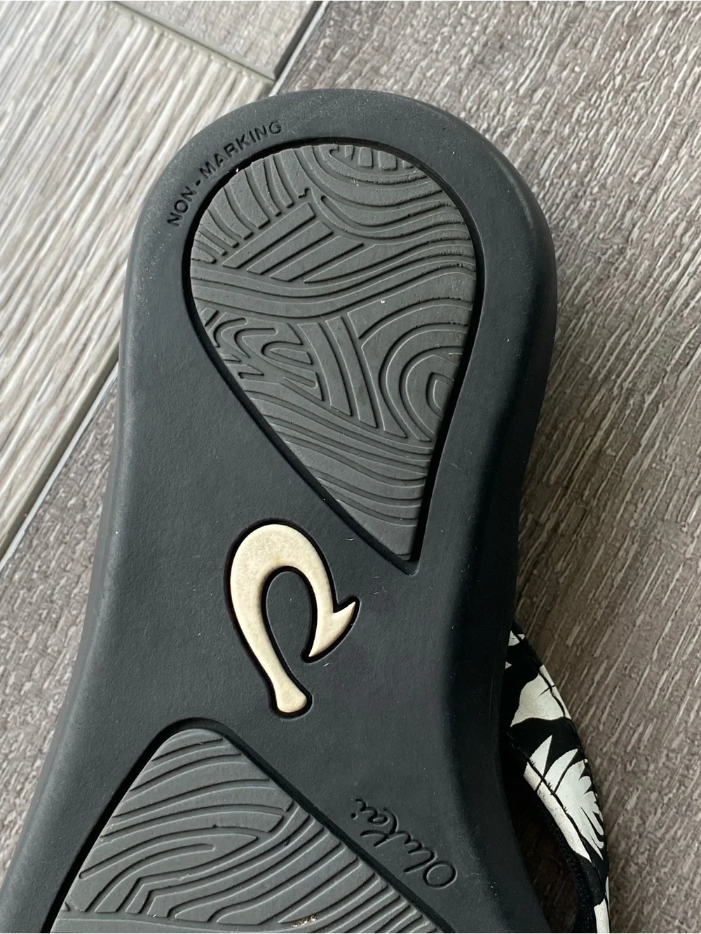 OluKai Ohanan Girls Black White Tropical Leaf Print Flip Flop Sandals Size 1.5